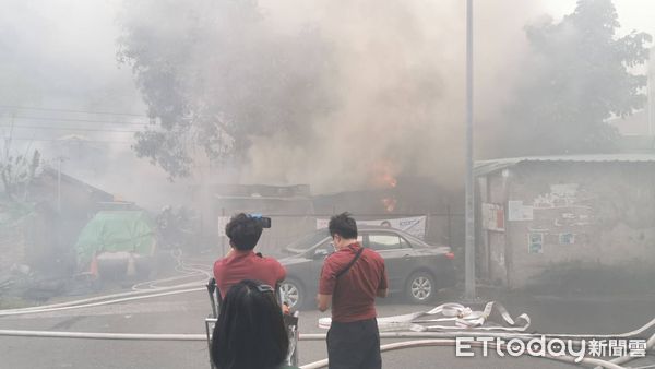 ▲▼          台北市大安區臥龍街一處木造平房今（18）日下午4時許不明原因發生火警   。（圖／記者黃彥傑攝）