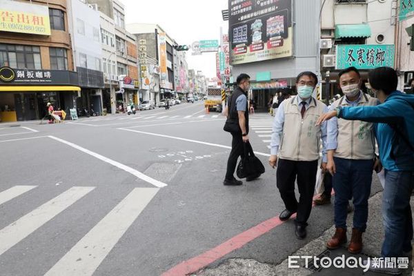 ▲為了解路口交通安全改善狀況與工作進度，市長黃偉哲親自至成功路與忠義路口視察，以嚴肅態度聽取交通局、警察局對於行人穿越路口改善作為。（圖／記者林悅翻攝，下同）