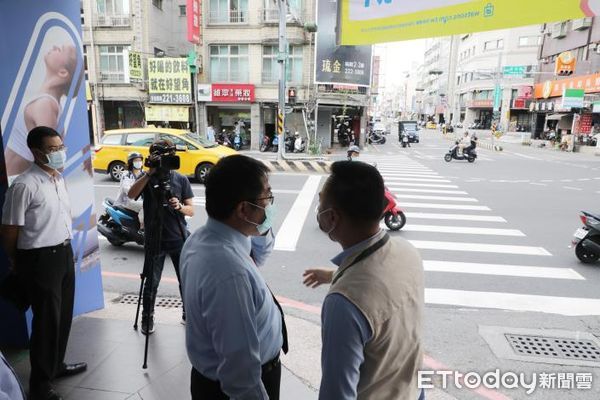 ▲為了解路口交通安全改善狀況與工作進度，市長黃偉哲親自至成功路與忠義路口視察，以嚴肅態度聽取交通局、警察局對於行人穿越路口改善作為。（圖／記者林悅翻攝，下同）