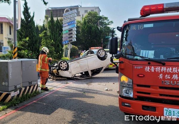 ▲一度造成車輛引擎室起火燃燒，幸為加油員工及消防隊撲滅。（圖／大溪警分局提供）