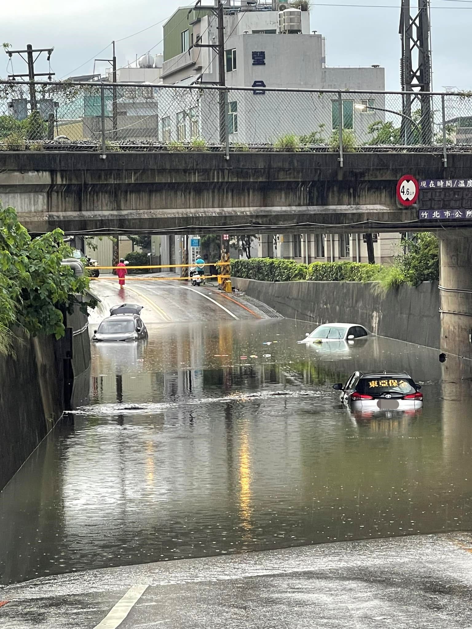 竹北中和街地下道淹水吞3車。（圖／翻攝自Facebook／新竹爆料公社）
