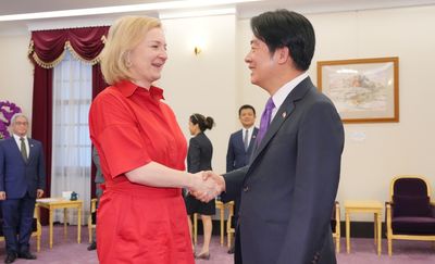 英國前首相秀台灣國旗：用全力挺台　喊「你的未來就是我的未來」