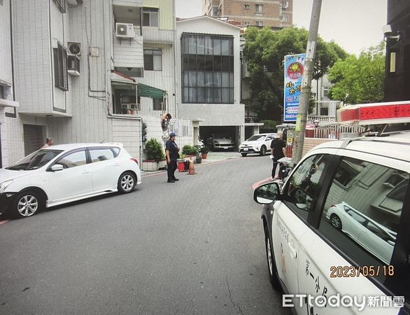 ▲台南市東區林森路1段153巷內，下午發生自小客車與機車車禍事件，機車撞倒幼兒園鐵門，自小客車車頭撞上民宅花台重毀損。（圖／記者林悅翻攝，下同）