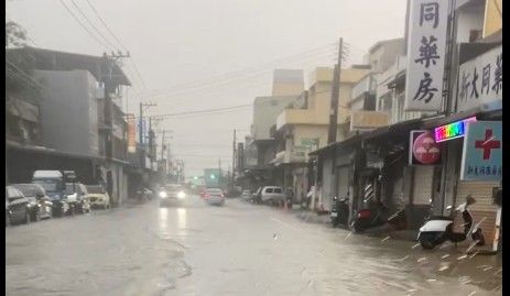 ▲▼竹市凌晨強降雨！多處低漥地積水　市府緊急封閉相關地下道。（圖／讀者提供）