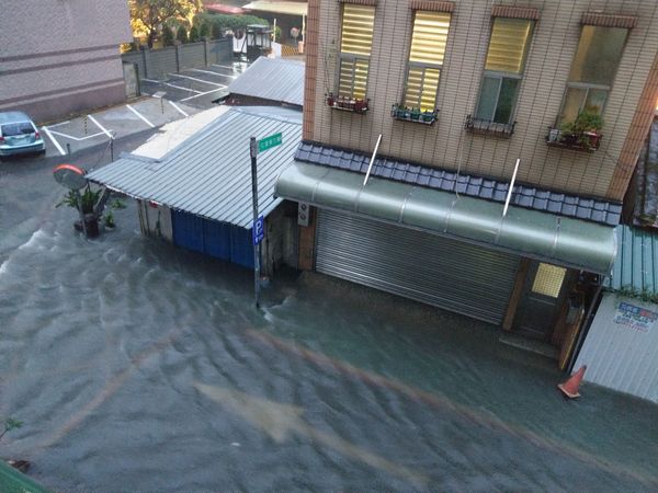 新竹仁愛街淹水。（圖／翻攝自Facebook／劉容蘭）
