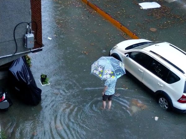新竹仁愛街淹水。（圖／翻攝自Facebook／劉容蘭）