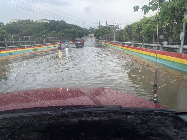 新竹寶山鄉淹水、路樹倒塌。（圖／翻攝自Facebook／新竹縣政府消防局第二大隊寶山分隊）