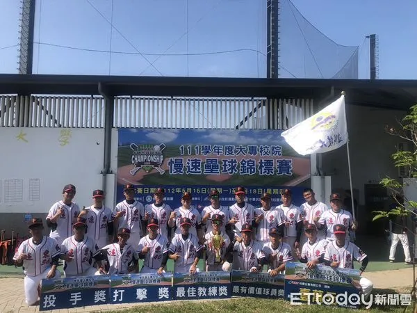 ▲遠東科技大學男子組慢壘隊，今年再度榮獲111學年度大專院校慢速壘球錦標賽公開男子組冠軍，這是遠東鷹小將連續7年來稱霸。（圖／記者林悅翻攝，下同）