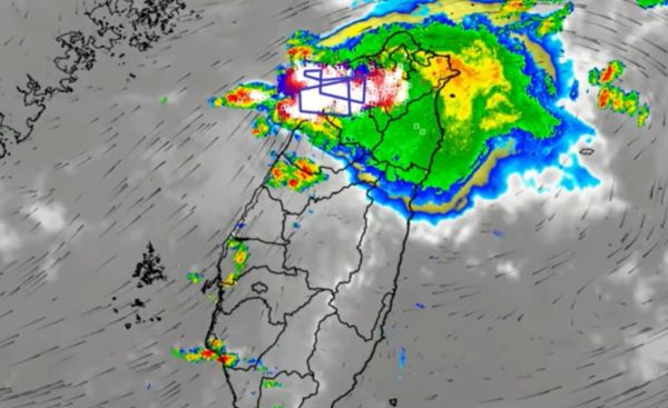 ▲▼爆發力驚人的雷雨胞一直停在桃竹沿海，不斷長出新的雷雨移入陸地。（圖／天氣風險公司）
