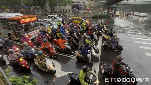 ▲ 雨天,天氣,上班車流, 大安森林公園旁,和平東路新生南路十字路口,大安森林公園旁,和平東西路羅斯福路十字路口,古亭站旁, 中正橋邊台北市側, 行人撐傘過馬路,騎士穿雨衣騎車    。（圖／記者謝婷婷攝）