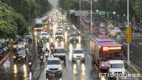 ▲ 雨天,天氣,上班車流, 大安森林公園旁,和平東路新生南路十字路口,大安森林公園旁,和平東西路羅斯福路十字路口,古亭站旁, 中正橋邊台北市側, 行人撐傘過馬路,騎士穿雨衣騎車    。（圖／記者謝婷婷攝）