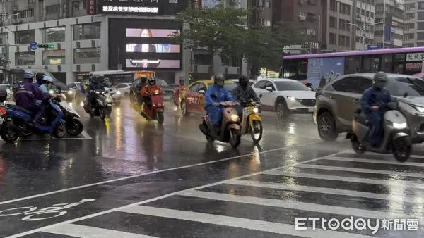 ▲ 雨天,天氣,上班車流, 大安森林公園旁,和平東路新生南路十字路口,大安森林公園旁,和平東西路羅斯福路十字路口,古亭站旁, 中正橋邊台北市側, 行人撐傘過馬路,騎士穿雨衣騎車    。（圖／記者謝婷婷攝）