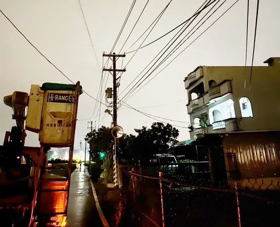 ▲今天凌晨因雷擊造成桃園市中壢、平鎮、楊梅、龍潭等地區上萬戶停電，台電工程人員摸黑搶修。（圖／台電公司桃園營業處提供）