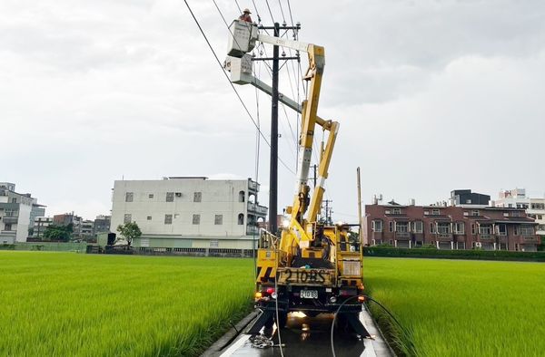 ▲今天凌晨因雷擊造成桃園市南區多處停電，台電工程人員搶修中。（圖／台電公司桃園營業處提供）