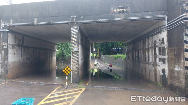 ▲▼可以出門上班了　新竹市淹滿的三姓橋已完成排水。（圖／記者陳凱力翻攝）