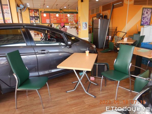 ▲汽車撞進大里一家早餐店，所幸無人受傷。（圖／民眾提供）