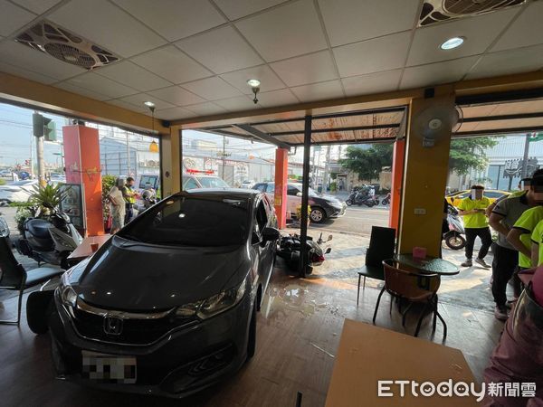 ▲汽車撞進大里一家早餐店，所幸無人受傷。（圖／民眾提供）