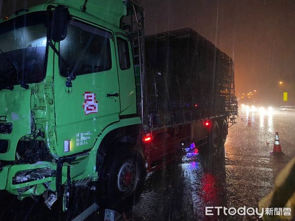 ▲▼新竹國道1號87.6K小客車打滑遭大貨車撞上，釀成2死。（圖／記者陳凱力翻攝）