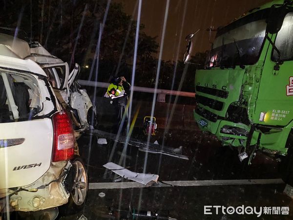 ▲▼新竹國道1號87.6K小客車打滑遭大貨車撞上，釀成2死。（圖／記者陳凱力翻攝）