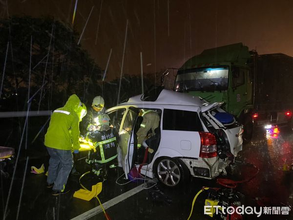 ▲▼新竹國道1號87.6K小客車打滑遭大貨車撞上，釀成2死。（圖／記者陳凱力翻攝）