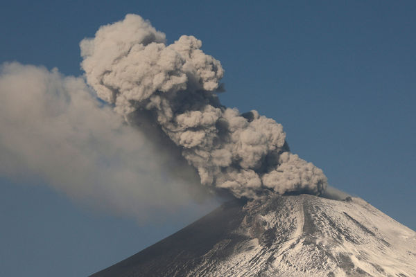 ▲▼ 墨西哥全境第二高的波波卡特佩特火山（Popocatepetl）近來火山活動頻繁。（圖／路透）