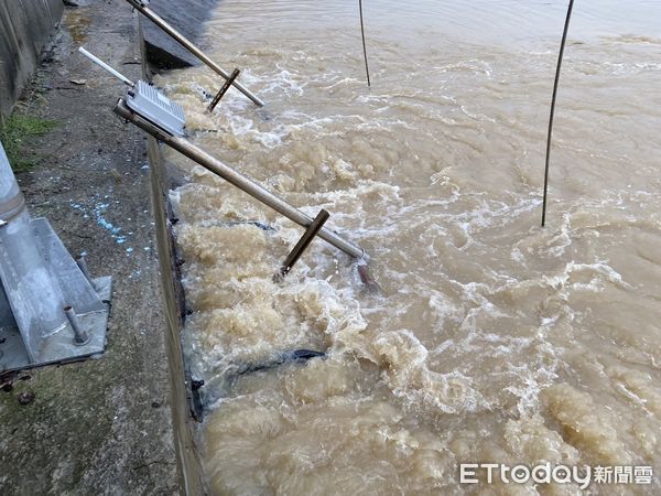 ▲▼竹北10個里泡水中　公所緊急聯繫二河局開閘門加速排水。（圖／讀者提供）