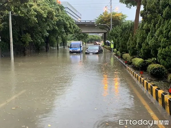 ▲▼竹北河岸第一排馬路變淹水第一排　駕駛受困車上求助警消。（圖／記者陳凱力翻攝）