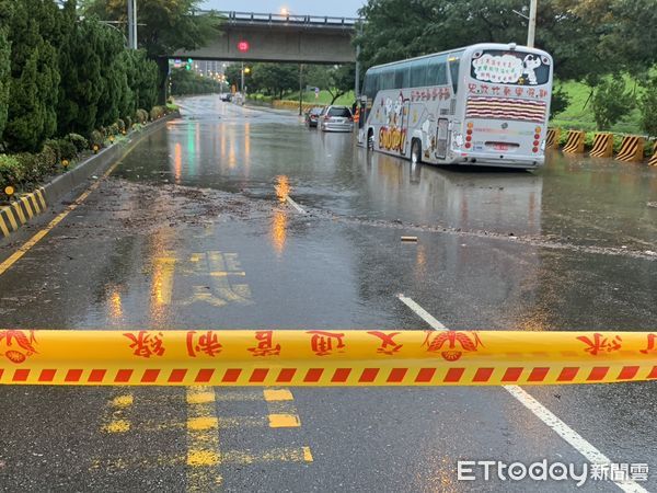 ▲▼竹北河岸第一排馬路變淹水第一排　駕駛受困車上求助警消。（圖／記者陳凱力翻攝）