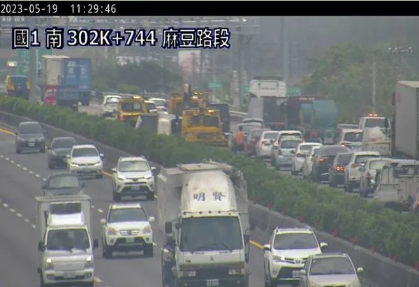 ▲▼5/19,11:23國道1號北向302.2k,發生小客車+小貨車追撞交通事故,目前占用中間以及內側車道進行處理,高公局南分局、國道公路警察同仁已在現場進行事故車輛處理,後方車流回堵約5公里,建議駕駛朋友提前避開壅塞路段改道行駛,行經事故點請勿放慢車速觀望,小心行駛。（圖／翻攝高速公路1968）