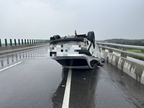 ▲台61線大城路段自撞翻車意外。（圖／民眾提供）