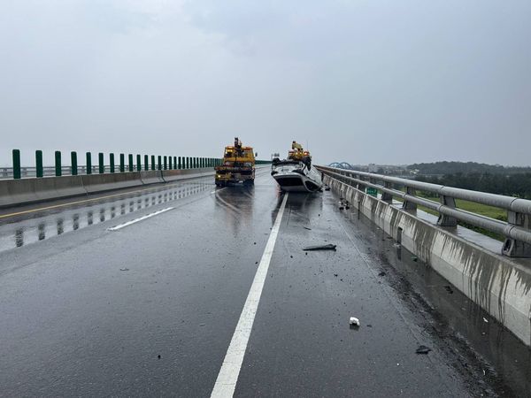 ▲台61線大城路段自撞翻車意外。（圖／民眾提供）