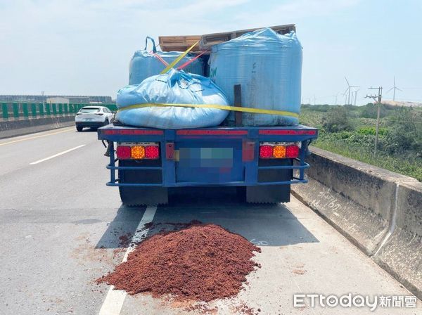 ▲陳姓男子昨天中午駕駛聯結車載運酒槽原料，在台61線高架大園路段一路散落，造成後方車輛失控打滑險些翻覆，警方到場及時攔獲肇事聯結車。（圖／記者沈繼昌翻攝）