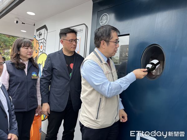 ▲台南市環保局於集過來智慧回收島家樂福安平店前舉辦啟動活動，黃偉哲市長親自主持。（圖／記者林悅翻攝，下同）