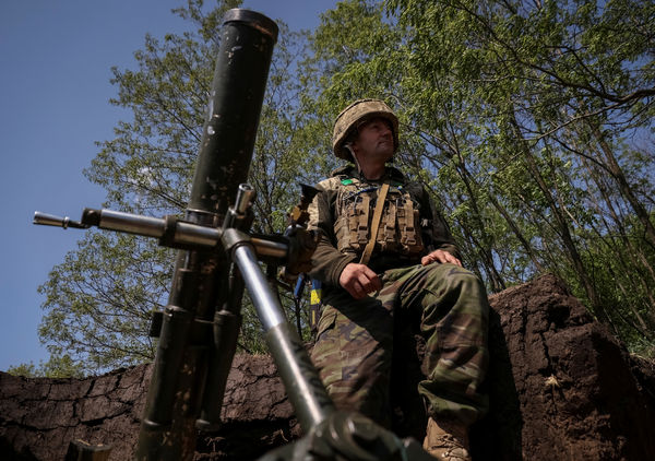 ▲▼烏克蘭軍隊正準備向巴赫姆特前線地區發射迫擊砲。（圖／路透）
