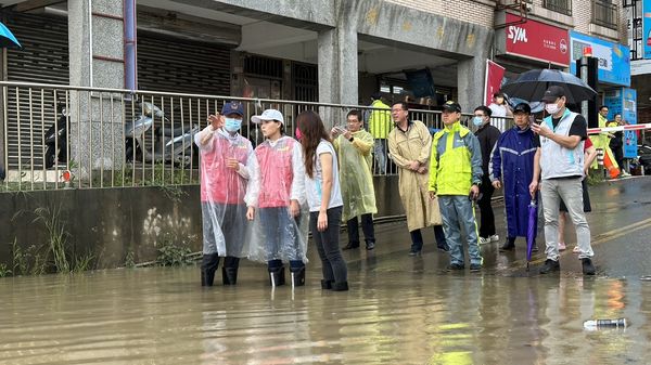 ▲竹市清晨大雷雨，高虹安坐鎮指揮、掌握全市災情。（圖／新竹市政府提供）