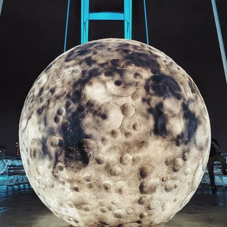 ▲超逼真的月球，是新月橋上最顯著的地標，不料卻遭到破壞，不得不進場維修。（圖／高灘處提供）