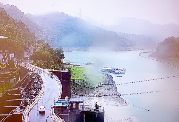 ▲桃園市今天凌晨開始降下豪大雨，水庫大壩一片霧濛濛。（圖／翻攝自桃園觀光導覽網）