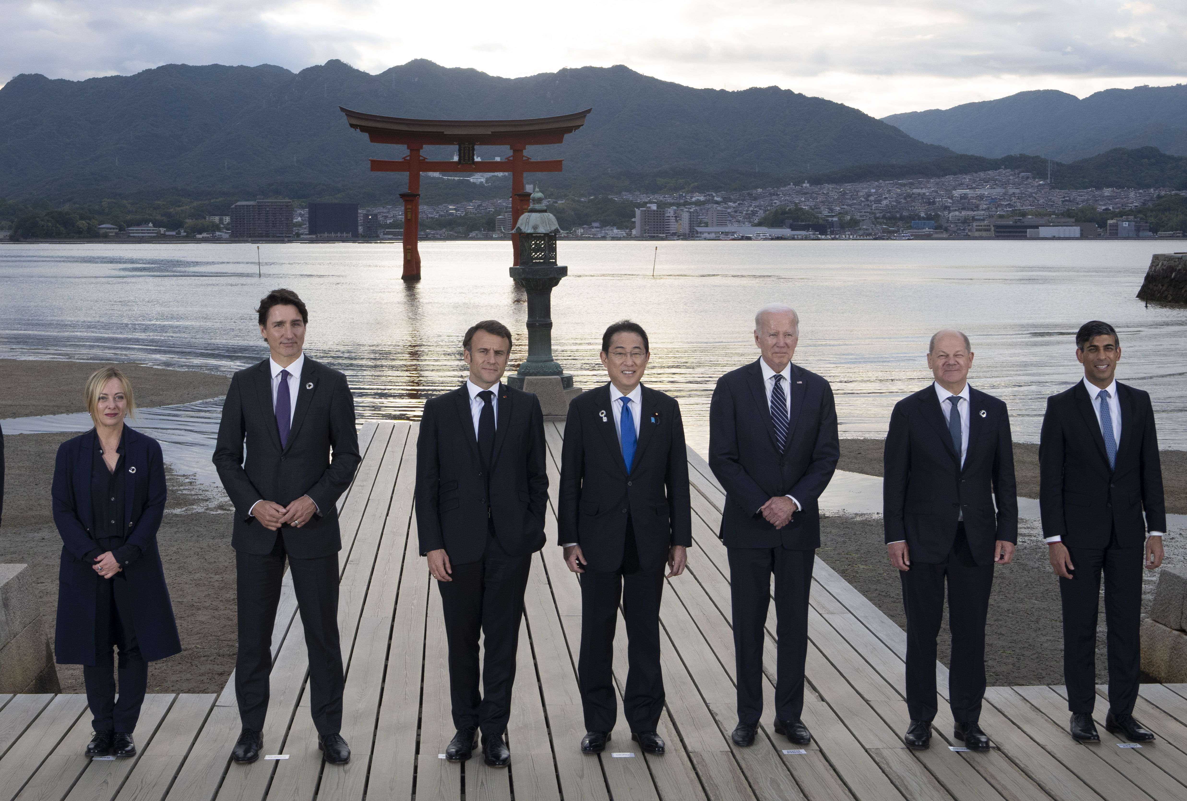 ▲▼G7成員國領袖在日本廣島縣嚴島神社合影。（圖／達志影像／美聯社）