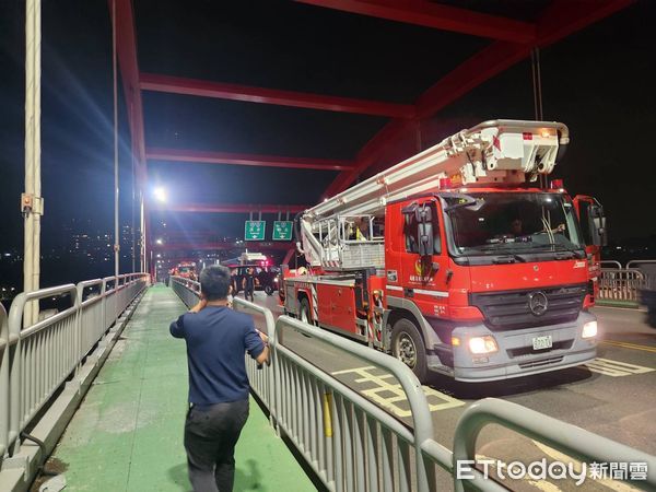 ▲▼快訊／新北1男爬「關渡橋拱柱」　警消緊急派雲梯車升上勸說。（圖／民眾提供）