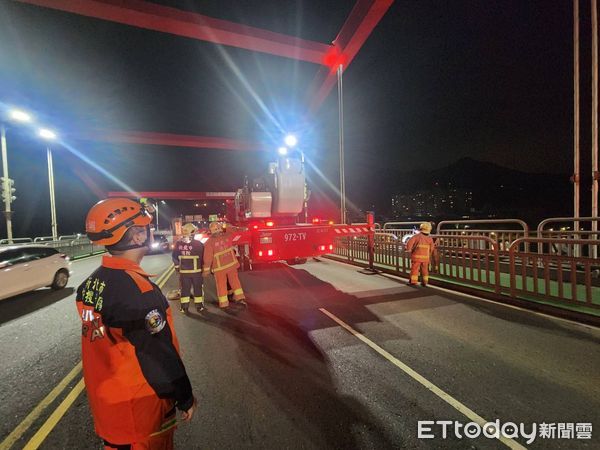 ▲▼快訊／新北1男爬「關渡橋拱柱」　警消緊急派雲梯車升上勸說。（圖／民眾提供）