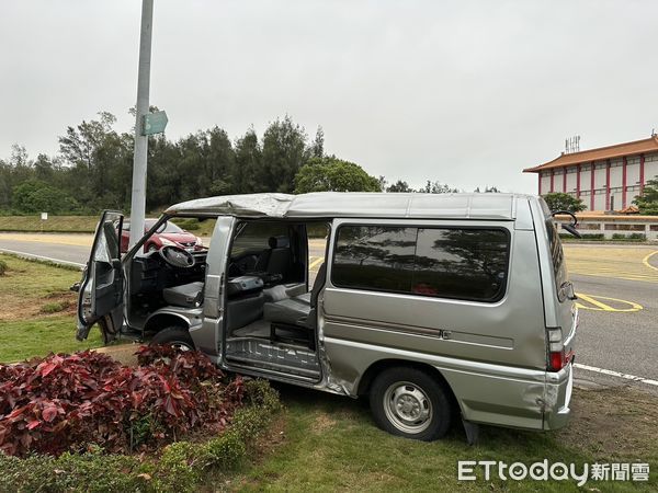 ▲▼        金門廂型車自撞翻覆     。（圖／記者林名揚翻攝）