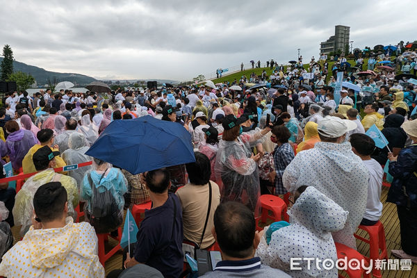 ▲民眾黨總統參選人柯文哲國政願景記者會，支持者聚集。（圖／記者林敬旻攝）