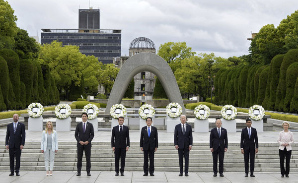 ▲▼G7領袖於廣島市和平紀念公園原爆罹難者慰靈碑前獻花。（圖／達志影像／美聯社）