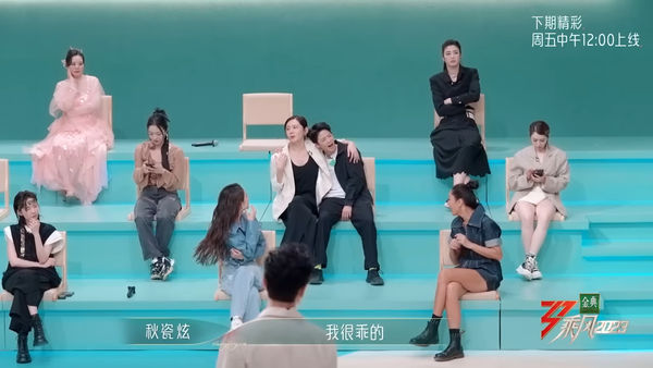 ▲徐懷鈺錄影「一個人坐角落」畫面被拍！　 。（圖／翻攝自YouTube／乘風破浪的姐姐）