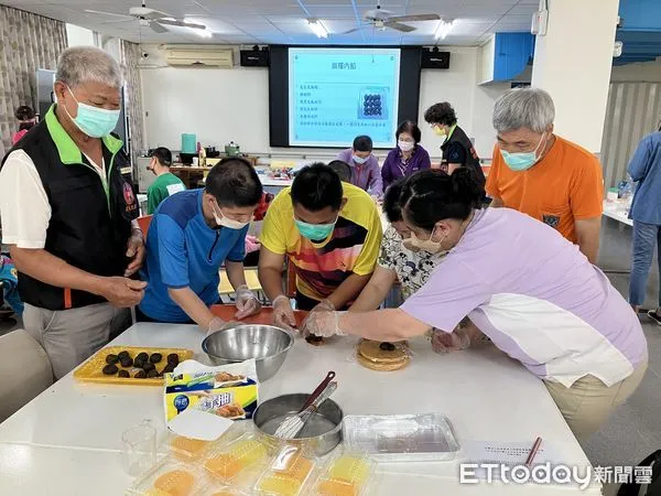 ▲馨生人家屬與特教學生一起做麻糬             。（圖／記者陳崑福翻攝）