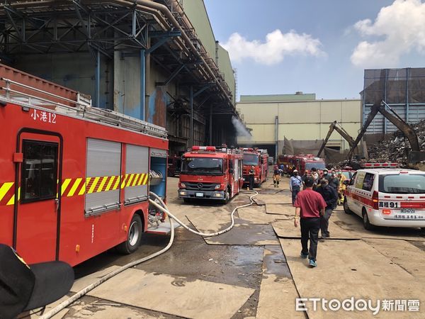 ▲▼高雄工廠火警「濃煙狂竄」，在地人嚇：空氣中瀰漫怪味。（圖／記者賴文萱翻攝）