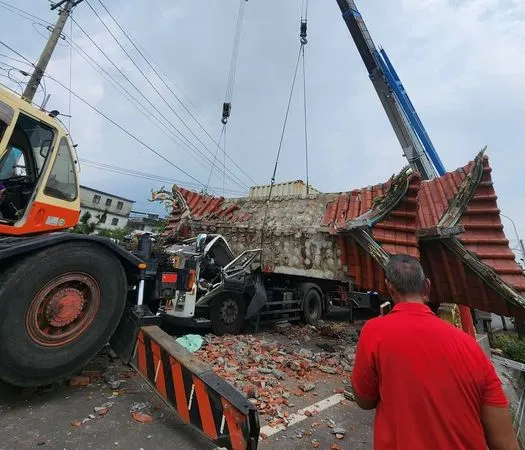 ▲▼     南投貨櫃車撞斷寺廟牌樓，副駕駛座受困無生跡        。（圖／翻攝臉書南投人聊天室2.0）