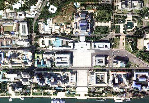 ▲▼南韓政府公開「國土衛星1號」空拍北韓平壤的相片，不僅相片是彩色，就連重要地標、行道樹都清晰可見。（圖／南韓國土交通部）