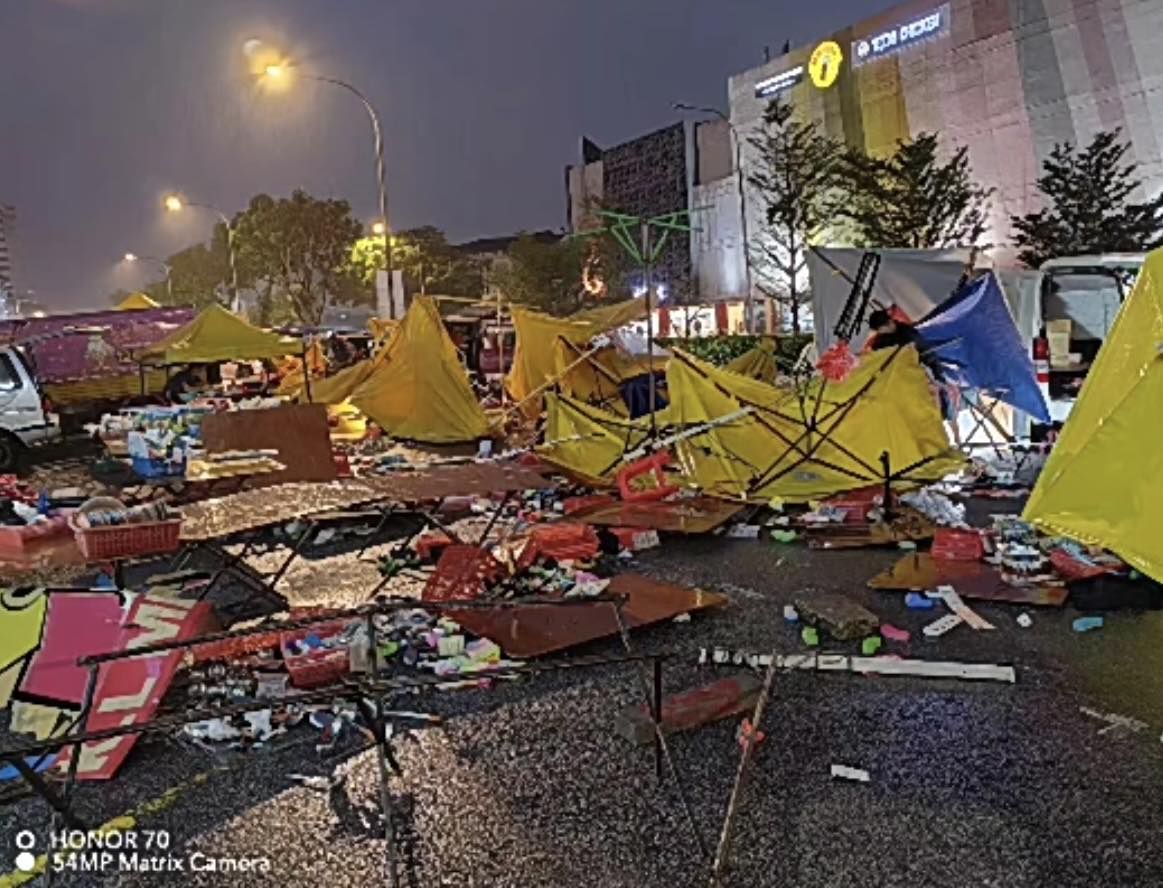 ▲▼馬來西亞夜市被暴雨吹翻。（圖／翻攝自小紅書）