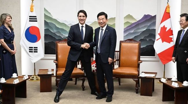 ▲▼加拿大總理杜魯道的「紳士腿」引發熱議。（圖／翻攝推特@mikeleeuno）